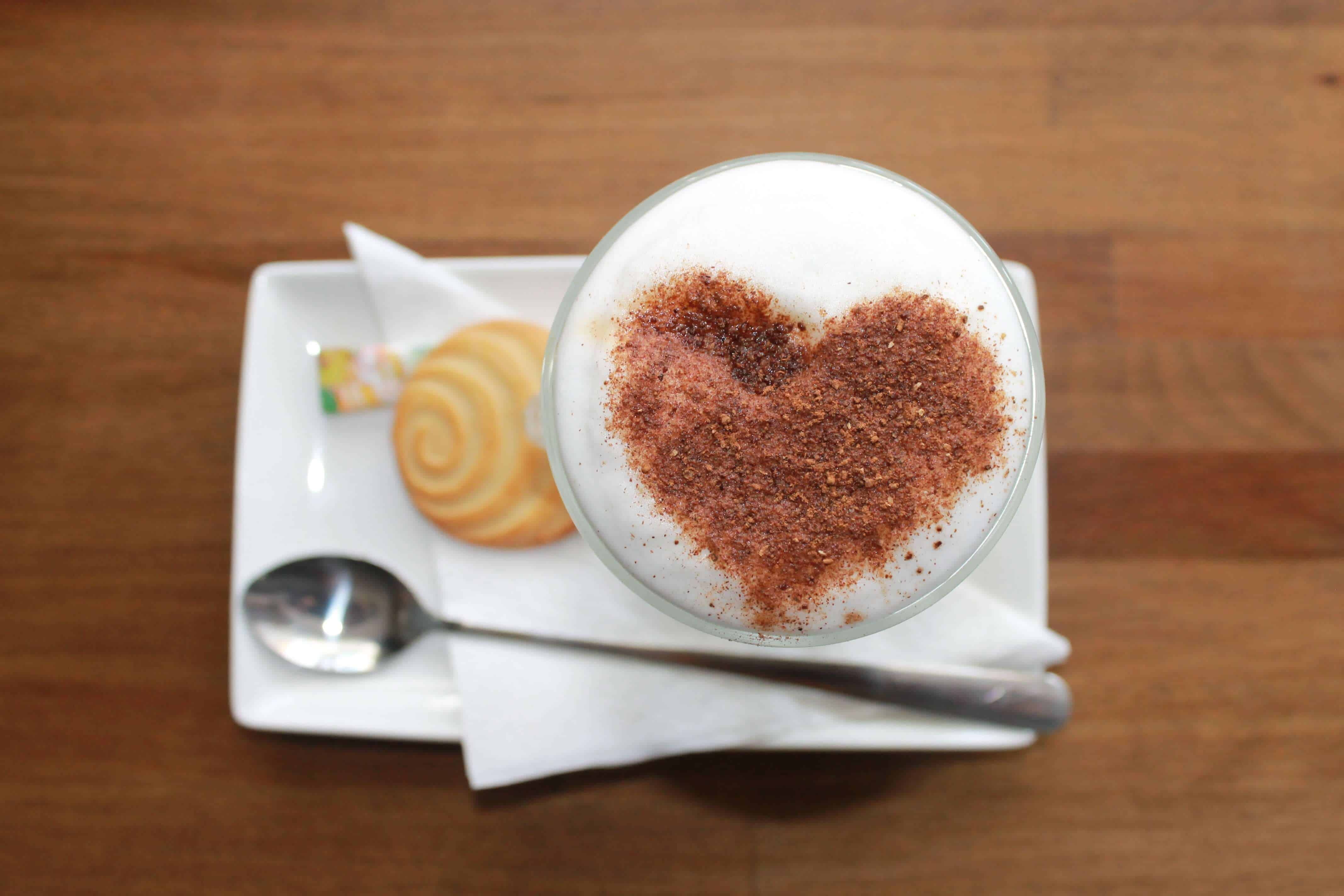 Kaffee mit Herz aus Kakao